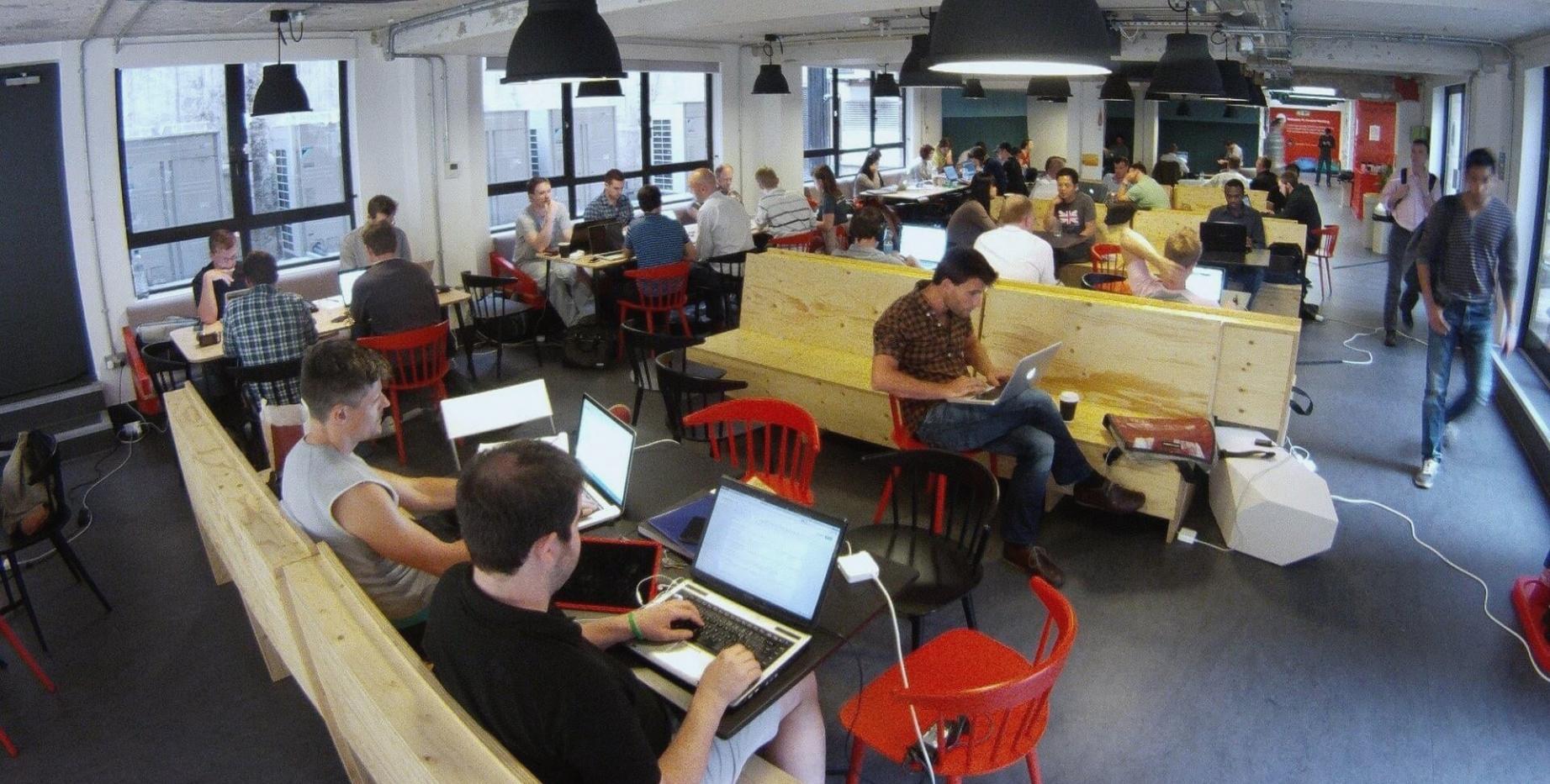 Colaboración con instituciones bancarias para capacitación en gestión financiera personal